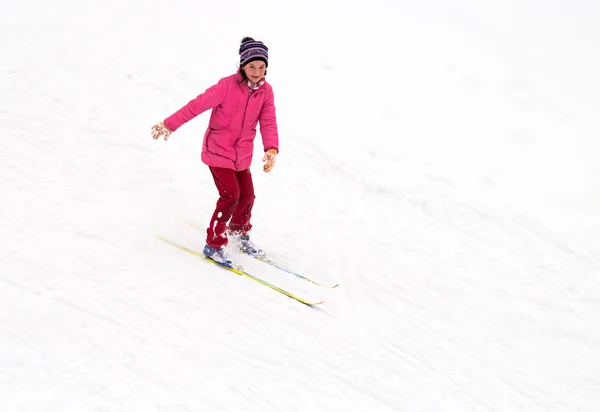 Küçük Kız Kış Günü Kar Tepeye Hızlı Aşağı Kayak — Stok fotoğraf