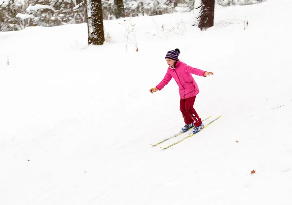 Menina Esqui Rápido Descendo Colina Dia Inverno Neve — Fotografia de Stock