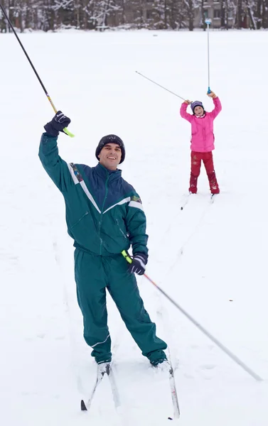 Familie skiën — Stockfoto