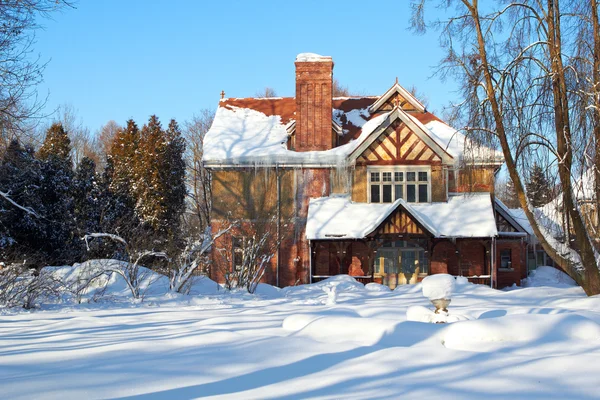 Paysage hivernal Cottage Image En Vente
