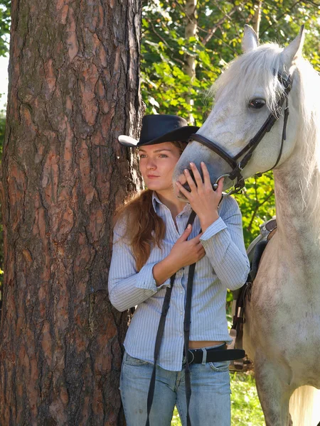 Dziewczyna w kowbojem i jego konia. — Zdjęcie stockowe