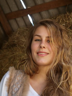 Güzel bir genç kızın portresi.