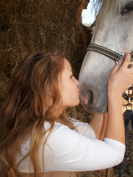 年轻女孩的鼻子上接吻一匹马 — 图库照片