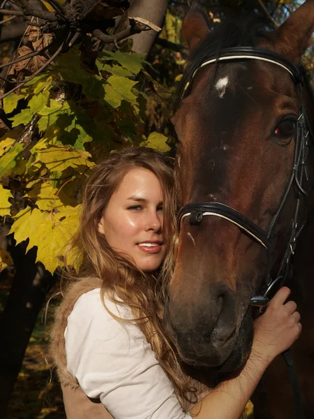 Девушка и лошадь — стоковое фото