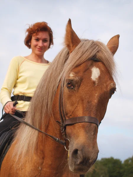 Девушка Верхом Красной Лошади Против Неба — стоковое фото