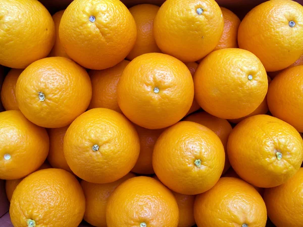 Naranjas en un mostrador —  Fotos de Stock