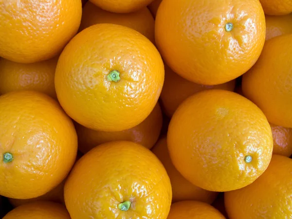 计数器背景上的橘子 — 图库照片