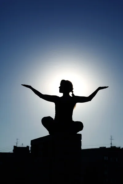 Silhouet van meisje doen yoga houdingen geïsoleerd op een witte pagina — Stockfoto