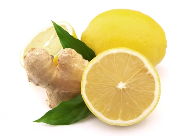 Zitrone Und Ingwer Mit Blättern Auf Weißem Hintergrund — Stockfoto