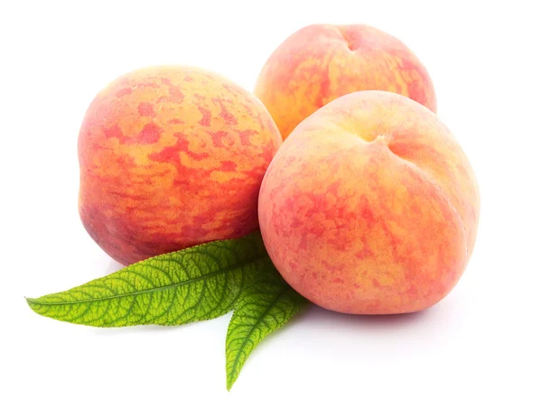 白色背景上成熟的桃子 — 图库照片