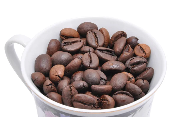 Kaffeekörner sind in einer Tasse — Stockfoto
