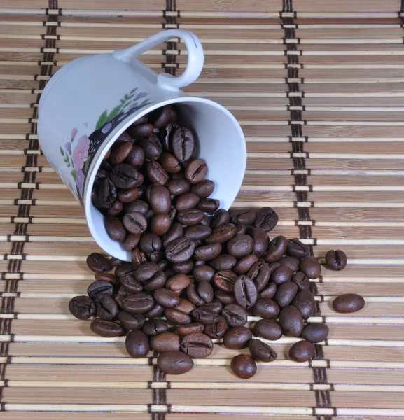 La tasse renversée plus de café — Photo