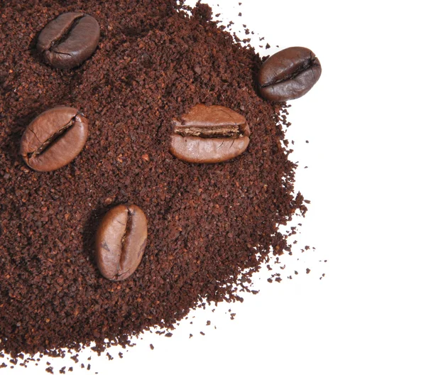 Зерна кофе на молотом кофе — стоковое фото