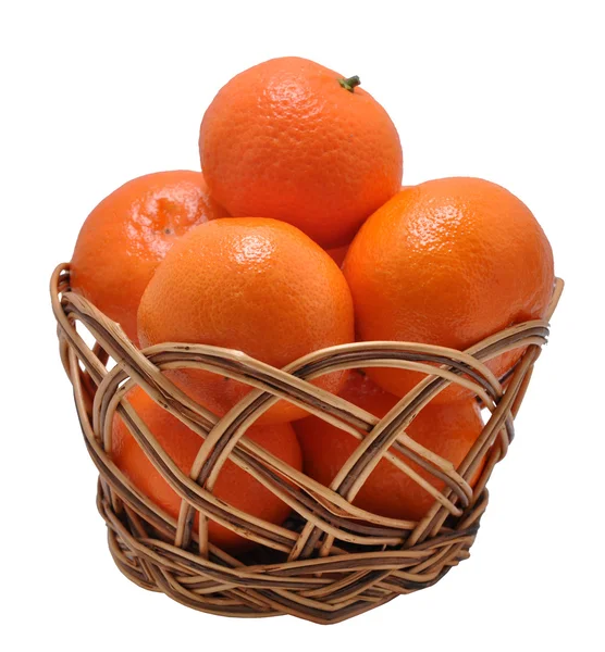Mandarinas em uma cesta em um fundo branco — Fotografia de Stock