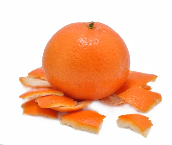 Mandarine med en hud på en vit bakgrund — Stockfoto