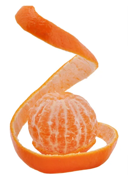 Mandarina con piel sobre fondo blanco — Foto de Stock