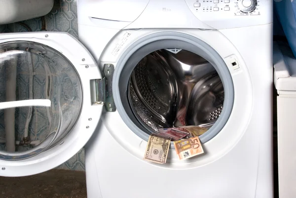 Máquina de lavar roupa e dinheiro — Fotografia de Stock
