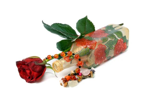装饰瓶和白色背景上的玫瑰 — 图库照片