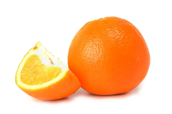 Oranje Segmenten Tegen Witte Achtergrond — Stockfoto