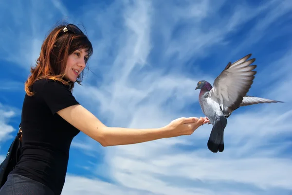 Dívka živí holubice — Stockfoto