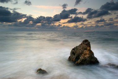 Gün batımında deniz manzarası