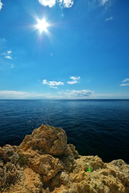 kayalar ve deniz güneş