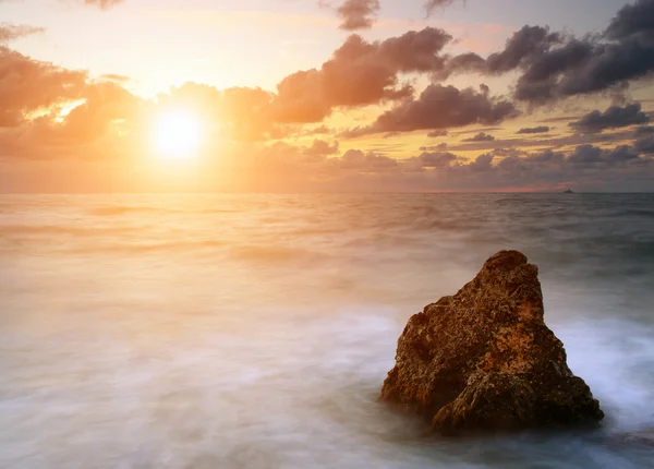 Havslandskap vid solnedgången — Stockfoto