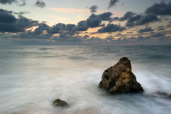 Havslandskap vid solnedgången — Stockfoto