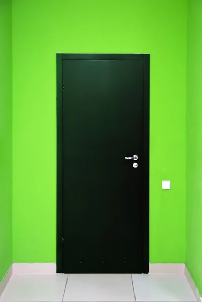 Jeden drzwi czarne — Zdjęcie stockowe