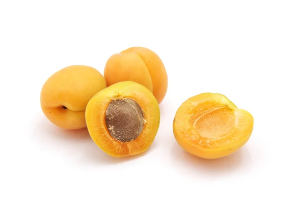 Спелый изолированный абрикос . — стоковое фото