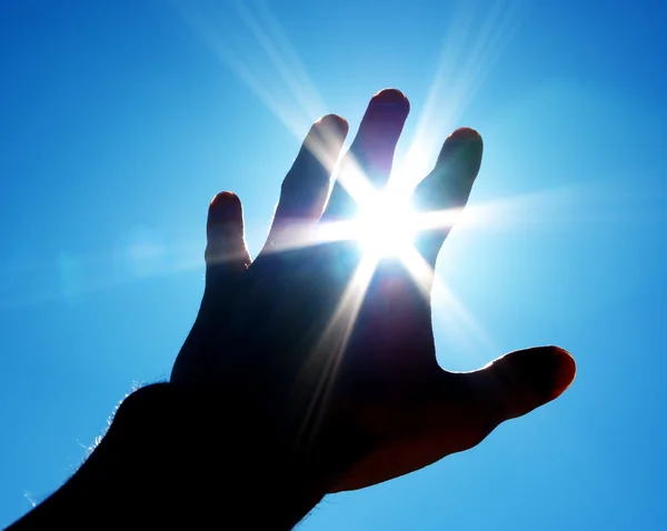 手向太阳 — 图库照片