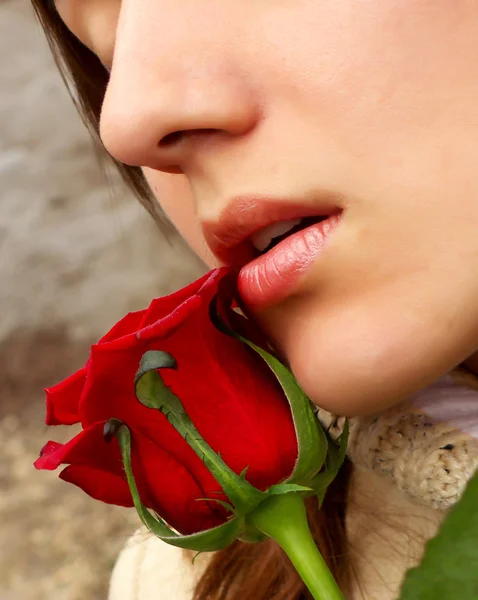 Červená růže a dívka — Stock fotografie