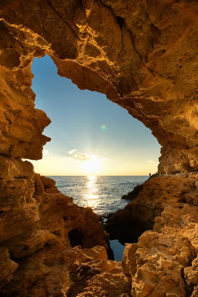 Solnedgång i grottan — Stockfoto