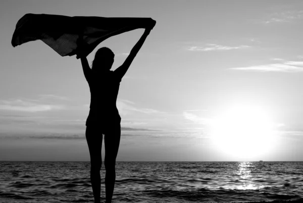 Menina com lenço no por do sol — Fotografia de Stock