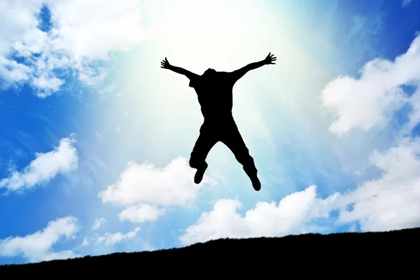 Mężczyzna skacze do nieba — Zdjęcie stockowe