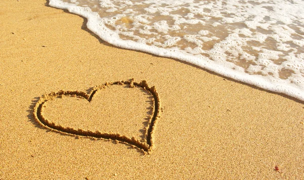 Сердце на пляже — стоковое фото