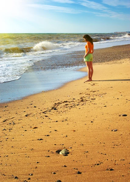 Дівчина на пляжі . — стокове фото
