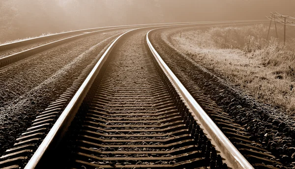 Ayaz bir sonbahar sabahı demiryolu. — Stok fotoğraf