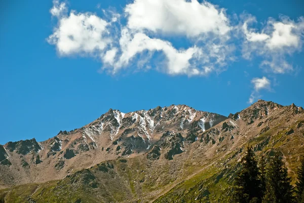 Blick Auf Die Felsigen Berge Und Den Blauen Himmel Und — Stockfoto