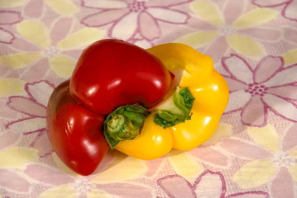 Eine Vielzahl Von Roten Und Gelben Paprika Einem Arrangement — Stockfoto