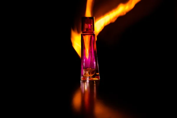 Garrafa Perfume Queimando Chamas Escuridão — Fotografia de Stock