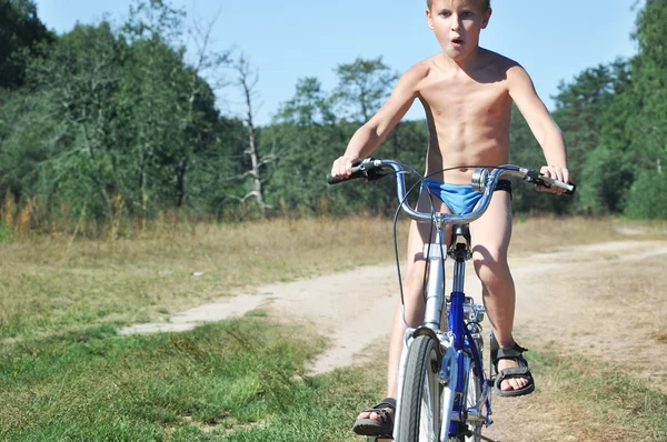 Unschuldiges kleines Kind auf dem Fahrrad — Stockfoto