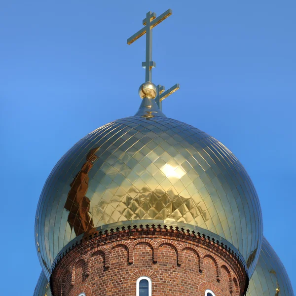 Cúpula dorada de la iglesia ortodoxa con fondo azul cielo —  Fotos de Stock