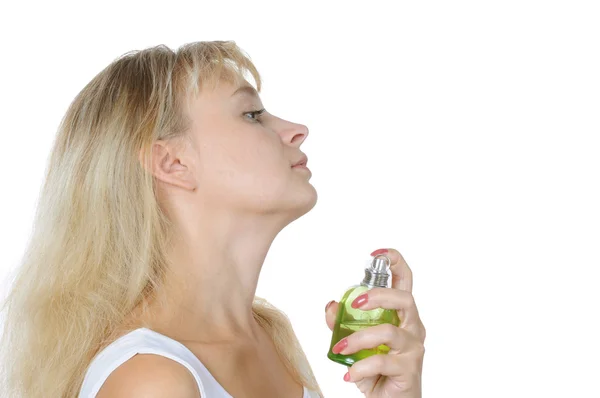 Sarışın bir kadın parfüm uygulanması — Stok fotoğraf