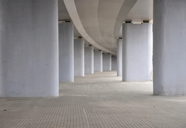 Zobacz na drodze pod Most drogowy betonu — Zdjęcie stockowe