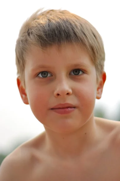 Lächelnder Junge auf grünem Hintergrund — Stockfoto