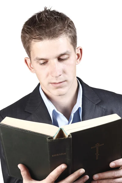 Ung kille i kostym innehar en bibel — Stockfoto