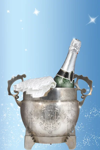 银桶冰和一条蓝色背景上的白毛巾的香槟一瓶 — 图库照片