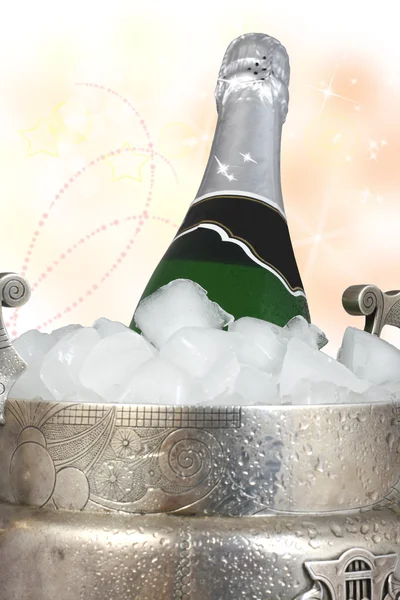 Silberner Eimer und eine Flasche Champagner — Stockfoto
