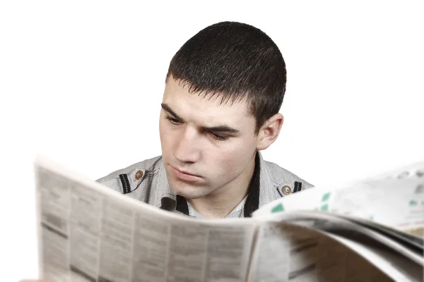 Genç adam gazete okuyor. — Stok fotoğraf